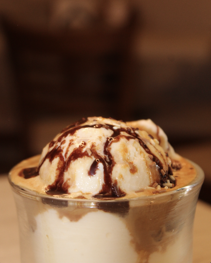 Affogato: helado de vainilla bañado con espresso