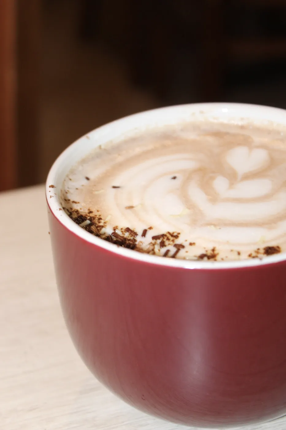 Latte con arte latte en taza roja